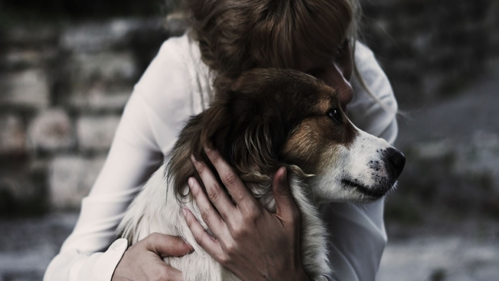Mujer abrazando a su perro